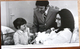 NANA MOUSKOURI ET SES ENFANTS NICOLAS ET LENOU GRAND FORMAT - Famous People