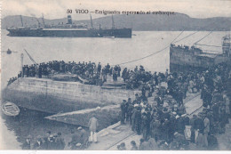 POSTCARD SPAIN ESPAÑA  -  GALICIA - VIGO - EMIGRANTES ESPERANDO EL EMBARQUE - BOAT - SHIP - STEAMER - Pontevedra