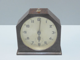 -ANCIEN REVEIL ART DECO BAKELITE ROUGE Sans Marque Visible JUS De GRENIER    E - Alarm Clocks