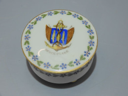 - PETITE BOITE PORCELAINE A PILULES SOUVENIR BERCK PLAGE Fleurs Bleues LIMOGES  E - Dozen