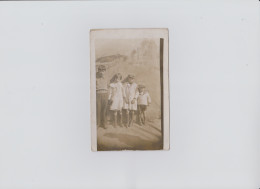 Ancienne Photo Noir Et Blanc Enfant Devant Decor Bord De Plage Au Havre (photo Carte Siecle Dernier) - Personas
