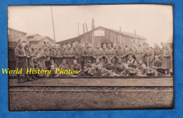 CPA Photo - Caserne à Situer - Portrait De Soldat Du 52e Régiment Du Génie ? Escadron Du Train ? Voir Zoom Chemin De Fer - Uniformi