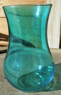 * Vase Bleuté, De Taille Moyenne,  En Verre - Très Belle Transparence - Vases