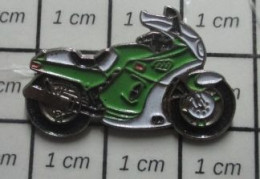 718C Pin's Pins / Beau Et Rare / MOTOS / MOTO SPORTIVE VERTE ET BLANCHE KAWASAKI ? - Moto