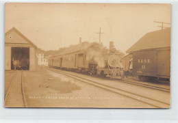 BRIDGTON (MN) Narrow Gauge Train At Railroad Station - REAL PHOTO Year 1935 - Altri & Non Classificati