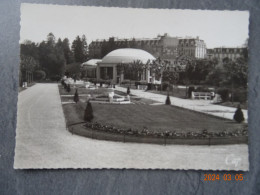 VITTEL  VUE SUR LE PAVILLON ET LA GRANDE SOURCE - Vittel