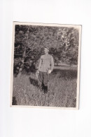 E5378) SOLDAT In UNIFORM Im Hohen Gras - Beschrieben ENNS - Sommer 1932 Kleines Foto - Uniformi