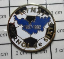 718c  Pin's Pins / Beau Et Rare / SPORTS / TOURNOI FOOTBALL DE SIXTE 1e LMAI 1987 1992 - Football