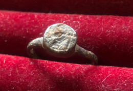 Bague En Bronze à Chaton Plein Formant Intaille à Identifier - Archeologia