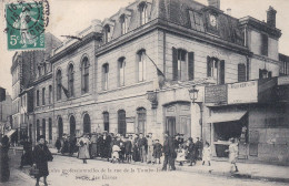 PARIS 14eme ,,ecoles  Professionelles  De La Rue De La Tombe Issoire Sortie Des Eleves - Paris (14)