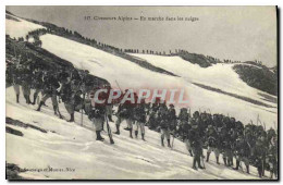 CPA Militaria Chasseurs Alpins En Marche Dans Les Neiges  - Uniformi