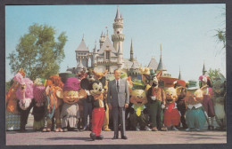 127903/ DISNEYLAND USA, Sleeping Beauty's Castle Towers Above A Array Of Characters, Walt Disney And Mickey - Disneyland