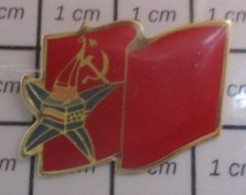 718c  Pin's Pins / Beau Et Rare / JEUX OLYMPIQUES / ALBERTVILLE 1992 ETOILE MASCOTTE + DRAPEAU URSS - Jeux Olympiques