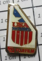 718B Pin's Pins / Beau Et Rare / JEUX OLYMPIQUES / 1988 USA SWIMMING FUJI FILM - Jeux Olympiques