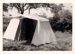 PHOTO ANCIENNE SNAPSHOT TENTE DE CAMPING A IDENTIFIER CIRCA 1960 9 X 12 CM - Gegenstände