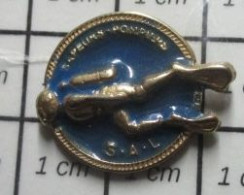 718c Pin's Pins / Beau Et Rare / POMPIERS / SAPEURS POMPIERS S.A.L. HOMME GRENOUILLE PLONGEUR - Firemen