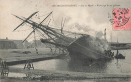 Les Sables D'olonne * 1905 * Carénage D'une Goëlette , Qur Les Quais * Bateau Voilier Marins Pêcheurs - Sables D'Olonne