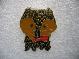 Pin's METALLICA, Groupe Américain De Heavy Metal Originaire De Californie Et Considéré Comme Le + Grand Groupe - Musique