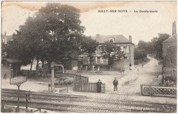 CPA DE AILLY-SUR-NOYE  (SOMME)  LA GENDARMERIE - Ailly Sur Noye