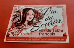 ETIQUETTE NEUVE / THEME JEUNE FILLE / FEMME / VIN DU SOURIRE / LES GRANDS CHAIS ROUGET DE LISLE - Vino Tinto