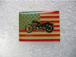 Pin's D'une Moto Devant Le Drapeau Américain - Motorräder