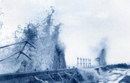 "Lincolnshire Coast, 1953" Gales And Tide In Coastal Resort Of Sutton-on-Sea [CPM Nostalgia Postcard Reproduction Card] - Overstromingen