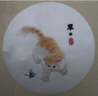 NAAIWERK ZIJDEGAREN OP ZIJDE  - KAT MET VLINDER - ZIJDE NADIEN OP ZWAAR PAPIER GEPLAKT  30.5 X 30.5 CM  ZIE SCANS - Asiatische Kunst