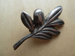 Broc-232 Broche Métal Gris Repésentant Un Rameau D'olivier - Brooches