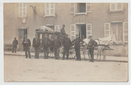 CARTE PHOTO - GROUPE DE 7 GENDARMES - PROTECTION D'UN FOURGON DE LA POSTE ?- BEL  ATTELAGE DE CHEVAUX BLANCS - 2 SCANS - - Polizia – Gendarmeria