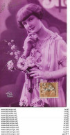 CPA FANTAISIES.  Saint Nicolas. Jolie Femme Robe Longue Et Bouquet De Fleurs...CO 608 - Saint-Nicholas Day