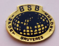 F91 Pin's Machines Bureau Et Matériel Informatique VOSGES BRUYERES BSB Import Export Mappe Monde Achat Immédiat - Informatica