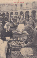 TYPES TOULOUSAINS   ,,,types De La Rue ,,, Les Frites Sur La Place Du Capitol - Toulouse