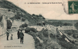 La Roche Guyon - Entrée Du Village Par La Route De Gasny - Villageois Chien - La Roche Guyon