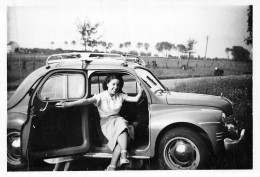 P-24-DELLO-039 : PHOTO D'AMATEUR. AUTOMOBILE 4 CV RENAULT ? - PKW