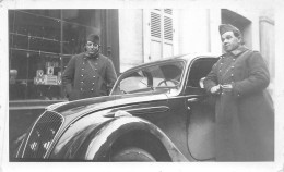 P-24-DELLO-049 :  PHOTO D'AMATEUR. AUTOMOBILE ET SOLDATS - PKW