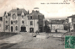 Pouzauges : La Place Du Marché - Pouzauges