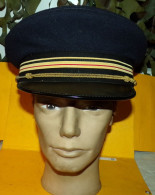 CASQUETTE BLEU  DE L'ARMEE DE L'AIR FRANCAISE AU GRADE D'ADJUDANT CHEF  ,TAILLE 57 FABRICANTION FRANCAISE UGECO A BERNAY - Copricapi