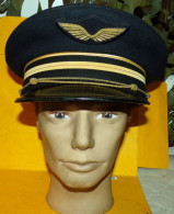 CASQUETTE BLEU  DE L'ARMEE DE L'AIR FRANCAISE AU GRADE D'ADJUDANT CHEF  ,TAILLE 57 FABRICANTION FRANCAISE UGECO A BERNAY - Helme & Hauben