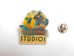 Superbe Pin's , Cinéma , Studios Walt Disney , ATTENTION : Boursouflure D'époxy - Filmmanie