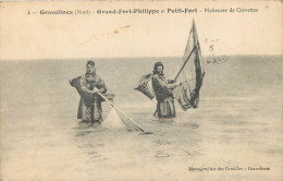 59 GRAVELINES. Pêcheuses De Crevettes Au Grand-Fort-Philippe Et Petit-Fort 1915 - Gravelines