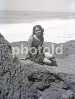 1943 WOMAN FEMME MAILLOT SWIMSUIT PRAIA GRANDE SINTRA BEACH PLAGE ORIGINAL AMATEUR 60/90mm NEGATIVE NOT PHOTO FOTO - Non Classificati