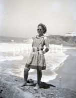 1943 WOMAN FEMME PRAIA GRANDE SINTRA BEACH PLAGE ORIGINAL AMATEUR 60/90mm NEGATIVE NOT PHOTO FOTO - Non Classificati