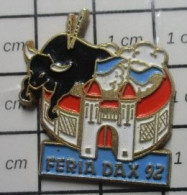 1018A Pin's Pins / Beau Et Rare / SPORTS / TAUROMACHIE FERIA DE DAX 92 ARENES VACHE VACHETTE TAUREAU - Feria - Corrida