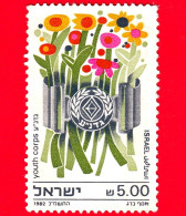 ISRAELE - Usato - 1982 - 40° Anniversario Del Gadna (Corpo Della Gioventù) - Emblema E Fiori - 5.00 - Usados (sin Tab)