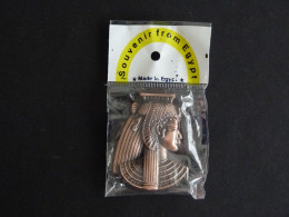 MAGNET EN METAL SOUVENIR FROM EGYPT EGYPTE SOUS BLISTER - CLEOPATRE NEFERTITI - Tourism