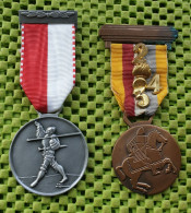 2 X Medaille - MILITAIR - Marche De 'Armée Luxembourg -  Original Foto  !! - Andere & Zonder Classificatie