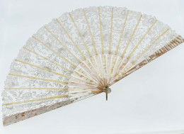 Très Bel éventail Ancien En Dentelle Et Nacre. Vers 1900. Fermé 27 Cm, Ouvert 50 Cm - Fans