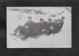 SUISSE CARTE PHOTO PERSONNAGES PARTIE DE BOB LUGE CACHET SAINT MORITZ POUR CACHET PARIS , AVEC PLIE : - Other & Unclassified