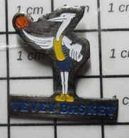 1616A Pin's Pins / Beau Et Rare / SPORTS / CLUB BASKET-BALL VEVEY OISEAU ECHASSIER - Basketbal