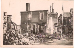 ROUFFIGNAC Près MONTIGNAC    Incendié Par Les Allemands Le 31 Mars 1944 .Le Monument Aux Morts Place De La Liberté - Montignac-sur-Vézère